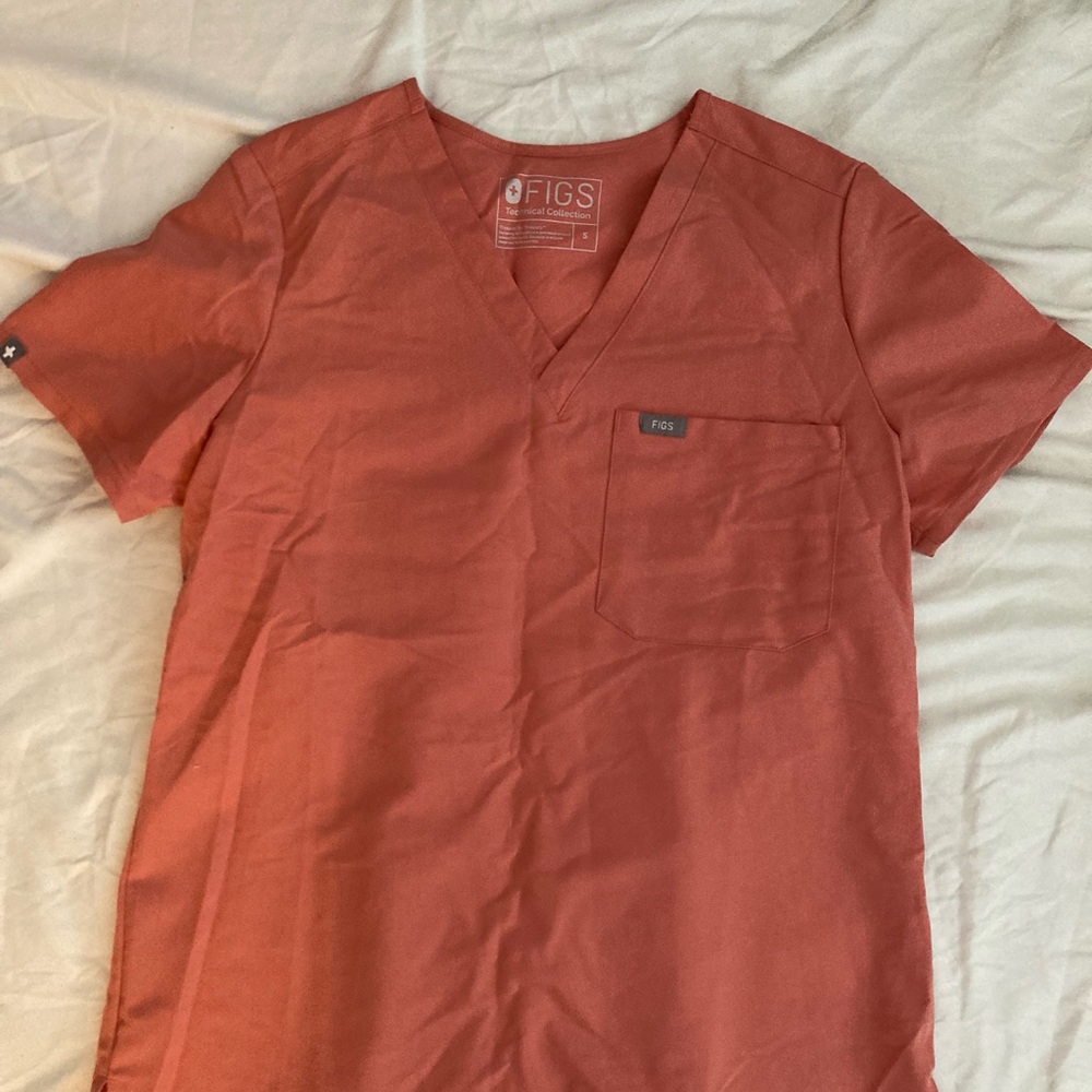 FIGS Catarina™ One-Pocket Scrub Top Coral Size Small (Matching Pants Available)